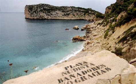 playa nudista en altea|Las 30 playas nudistas en la costa de Alicante: de。